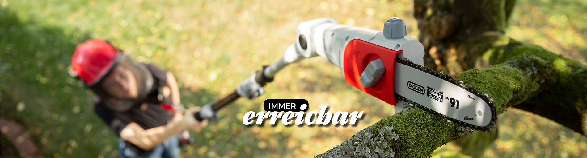 eine Frau mit rotem Helm sägt mit einer Ikra Astsäge eine Ast an einem hohen Baum